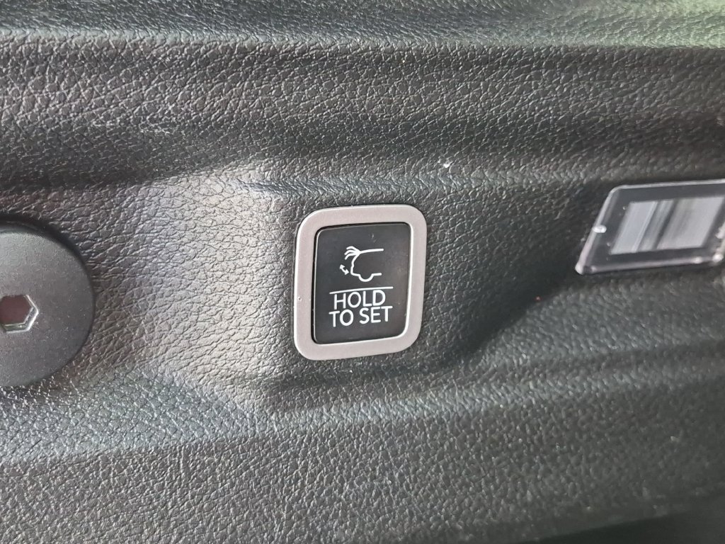 Used 2023 White Jeep Limited image 9