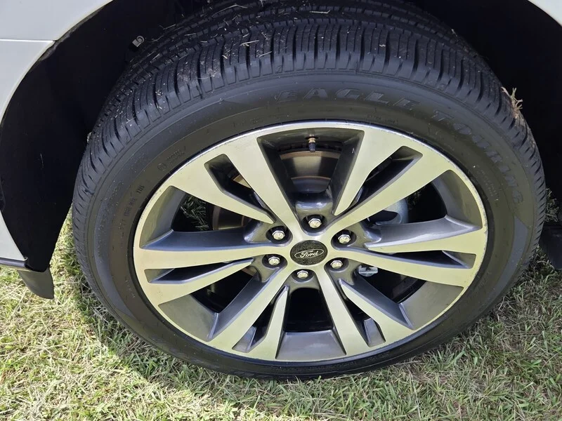 Used 2021 White Metallic FORD LIMITED image 21
