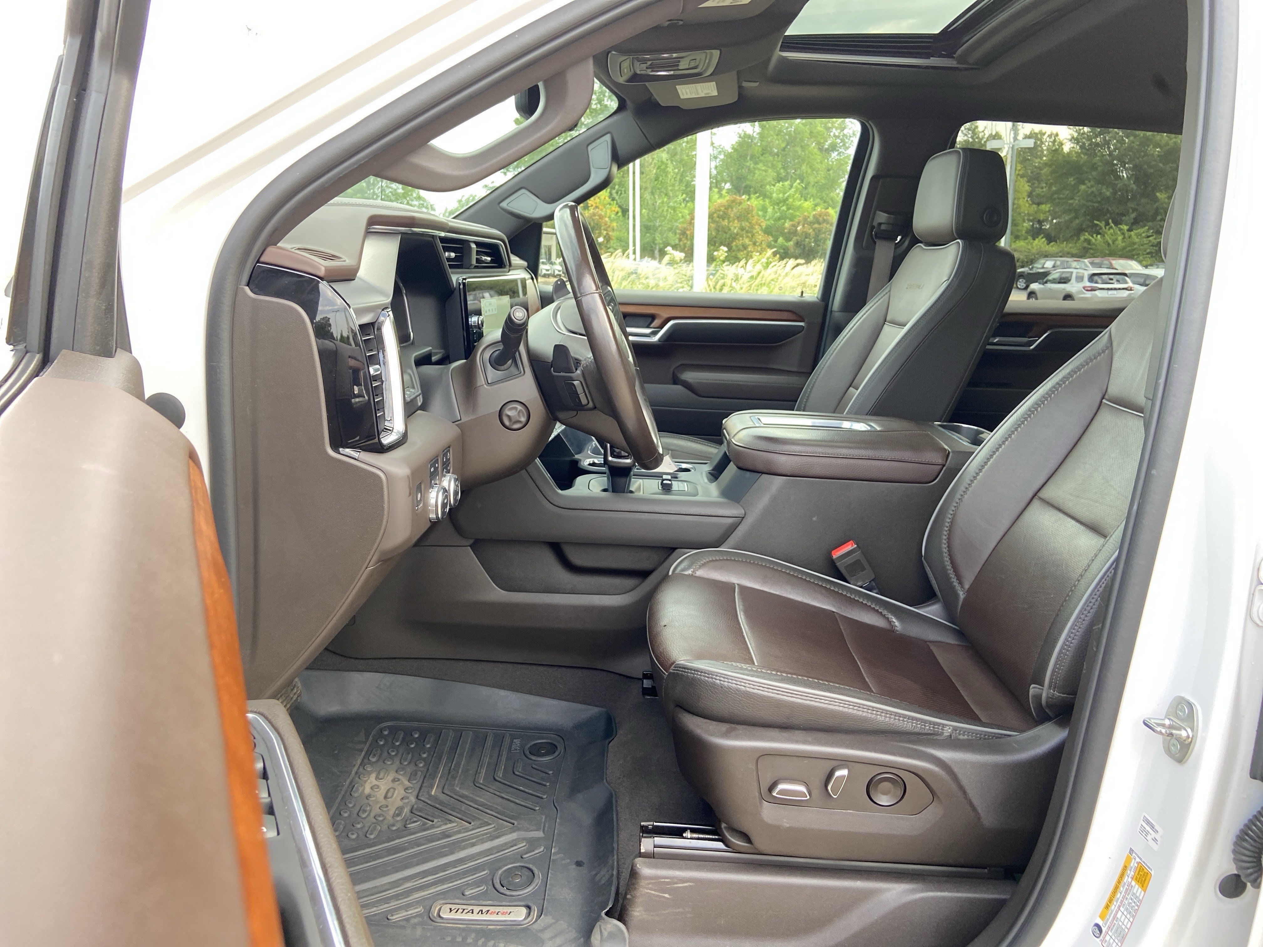 Used 2022 White Frost Tricoat GMC Denali image 33