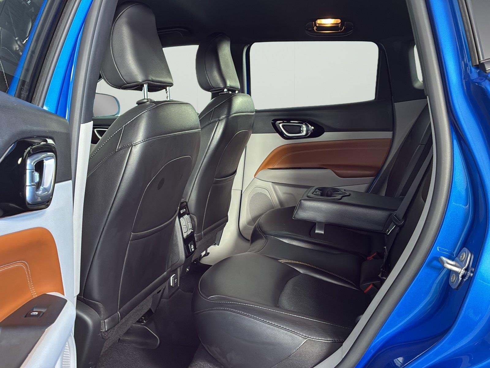 Used 2023 Laser Blue Pearlcoat Jeep Limited image 15