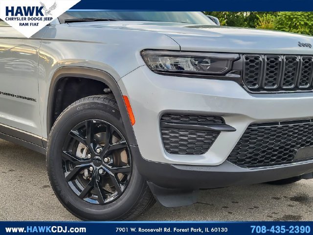 Used 2025 Silver Jeep Altitude image 3