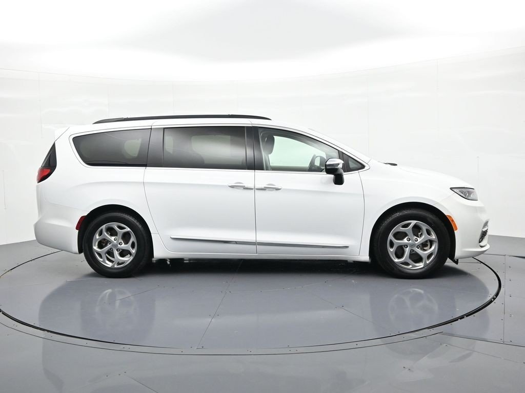 Used 2023 Bright White Clearcoat Chrysler Limited FWD image 5