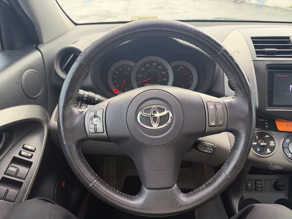 Used 2009 Silver Toyota Limited image 18