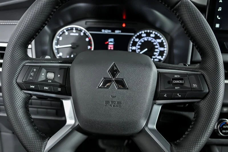 New 2026 White Diamond Mitsubishi LE image 19