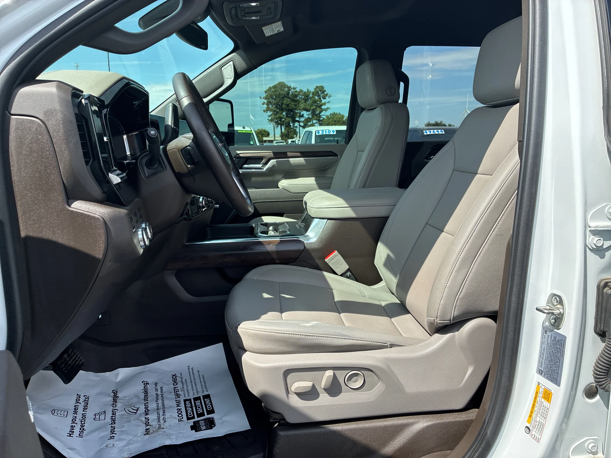 Used 2025 Summit White GMC SLT image 12