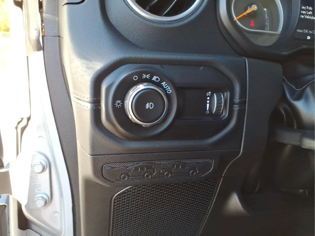 Used 2024 Silver Jeep Sahara image 21
