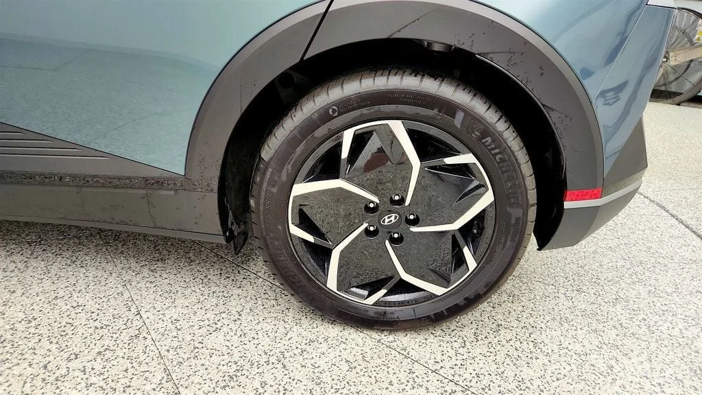 Used 2024 Digital Teal Hyundai SEL RWD image 9