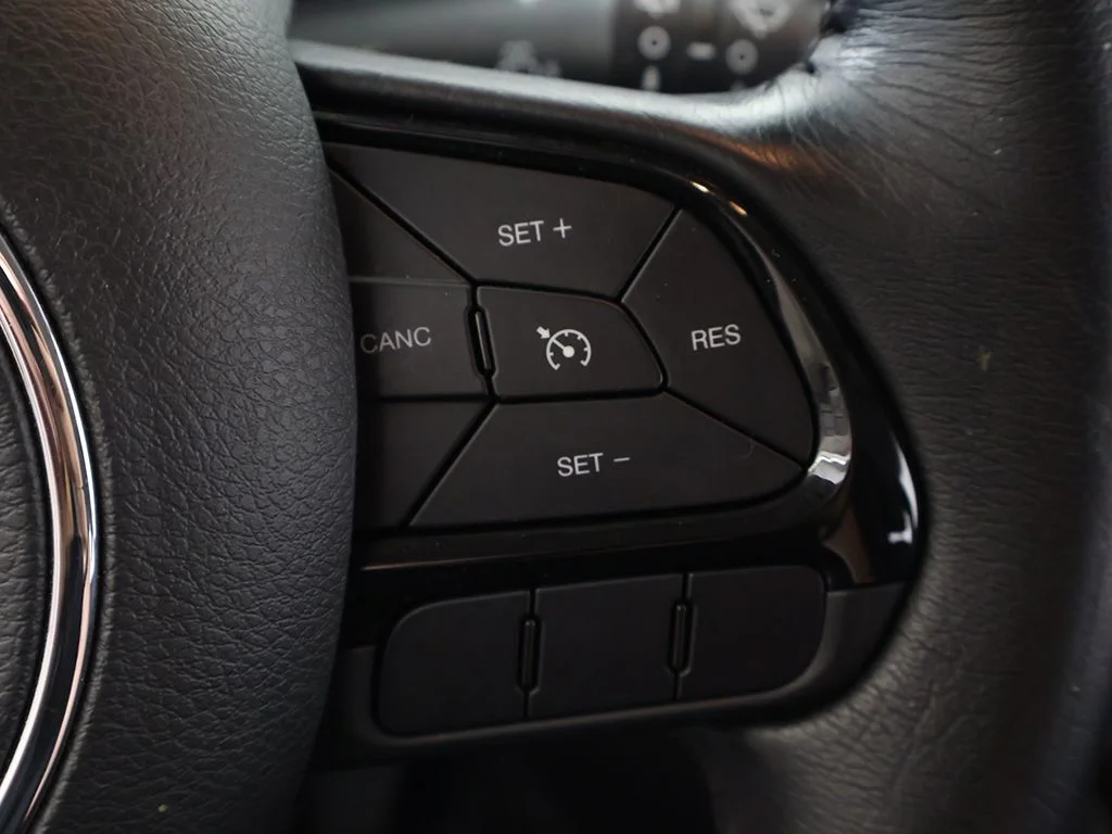 Used 2020 Red Jeep Latitude image 33
