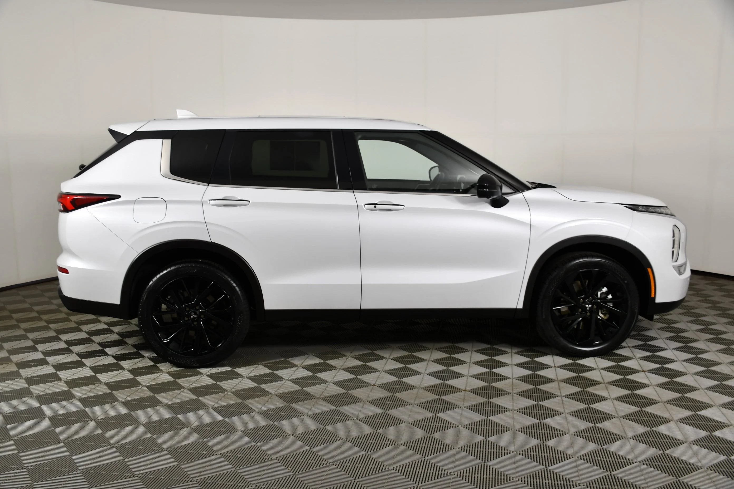 Certified Used 2024 White Diamond Mitsubishi SE Black Edition w/Pano Roof image 5