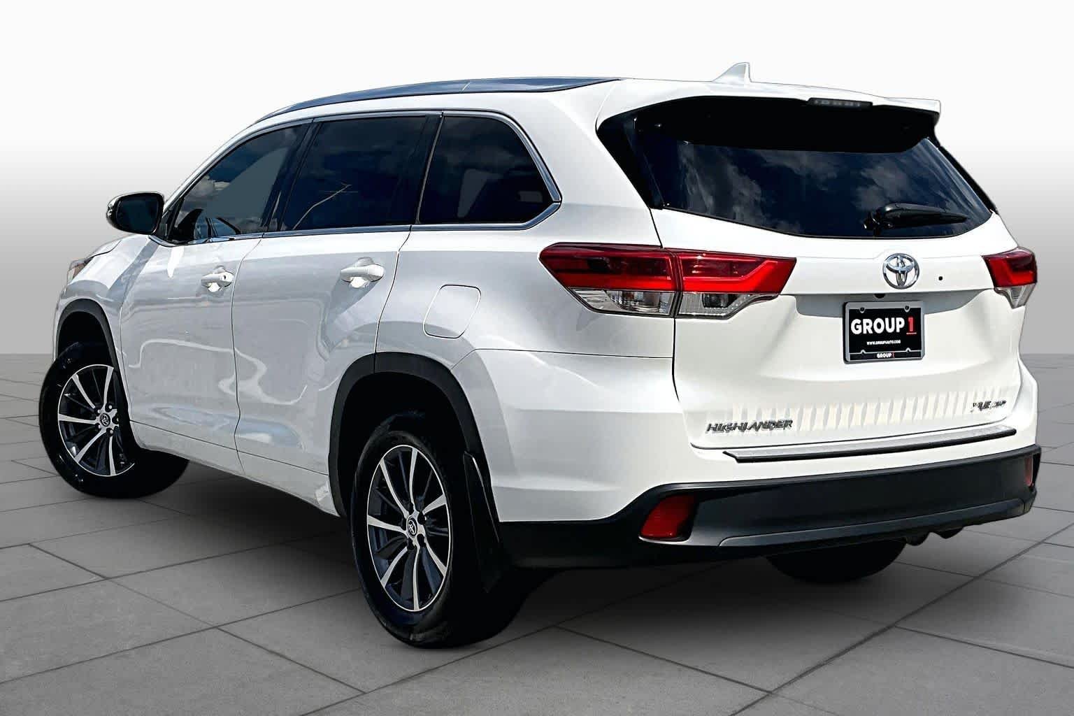 Used 2018 Blizzard Pearl Toyota XLE image 12