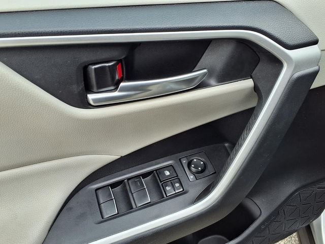 Used 2021 Silver Toyota XLE Premium image 17