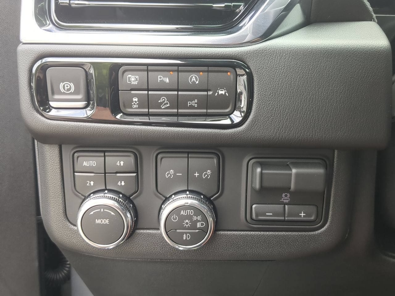 2026 GMC Yukon XL Denali - Photo 18