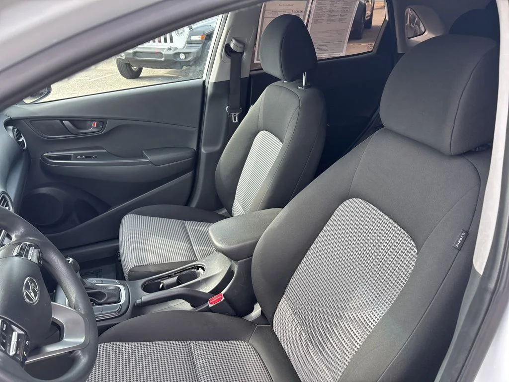 Used 2021 White Hyundai SE image 15