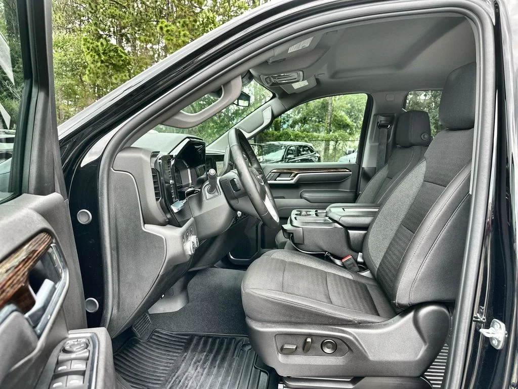 Certified Used 2025 Onyx Black GMC Elevation image 20