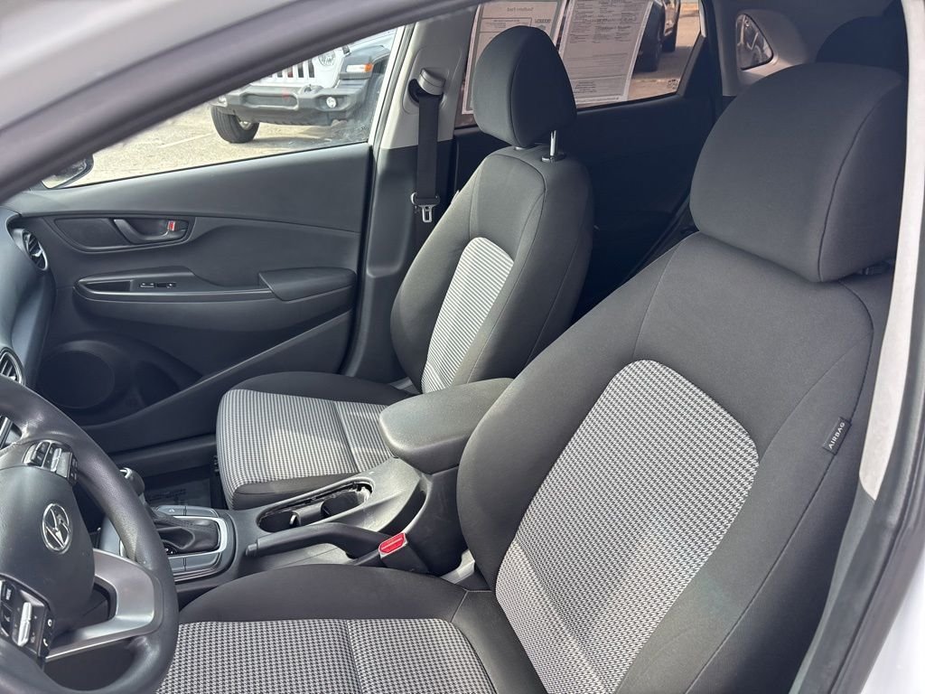 Used 2021 White Hyundai SE image 15