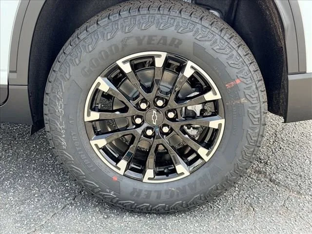New 2026 Polar White Tricoat Chevrolet Z71 image 31