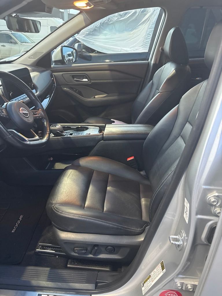 Used 2022 Silver Nissan SL image 3