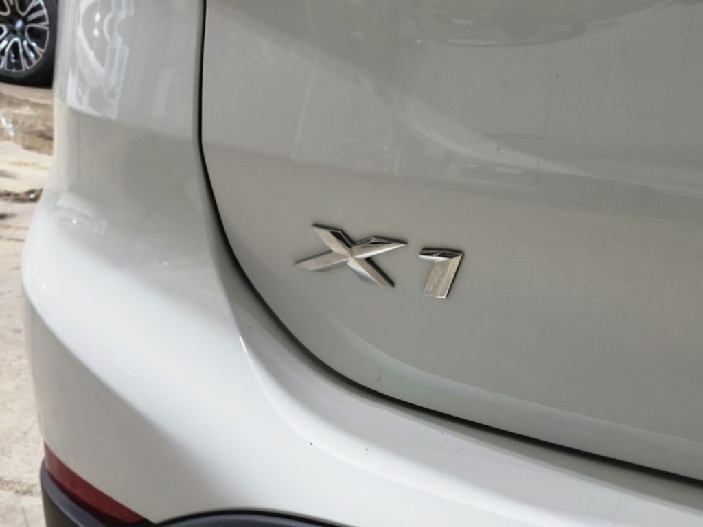 Used 2022 White BMW xDrive28i image 12