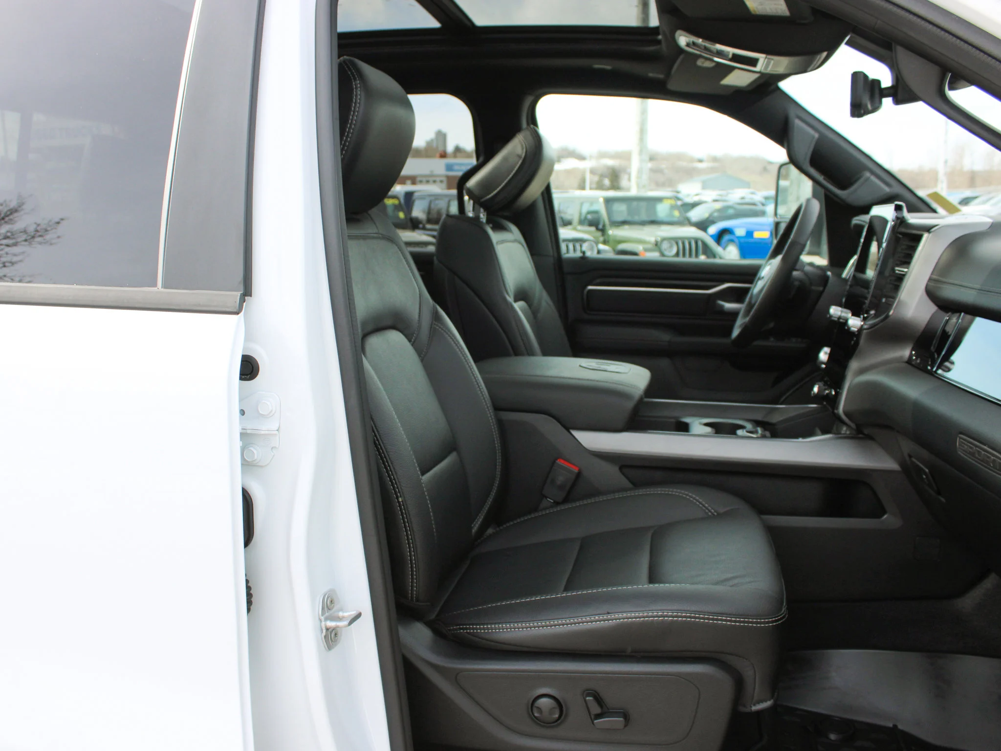 Certified Used 2025 White RAM Sport * Twin Turbo | 420 HP | Trailer Tow Group  | Night Edition | Heated Seats | Apple CarPlay image 22