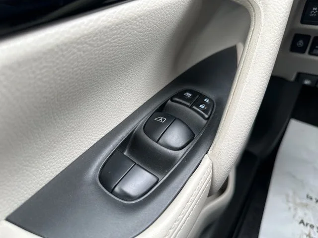 Used 2022 White Nissan SL image 25