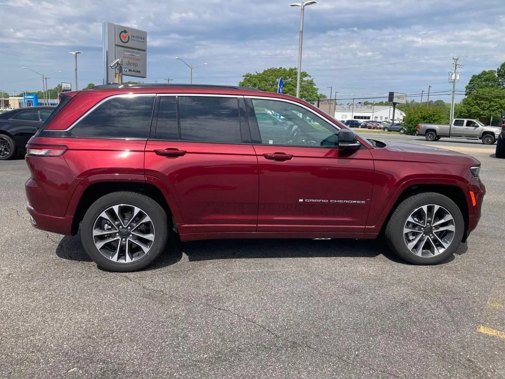 New 2024 Velvet Red Pearl-Coat Exterior Paint Jeep Overland 4xe image 7