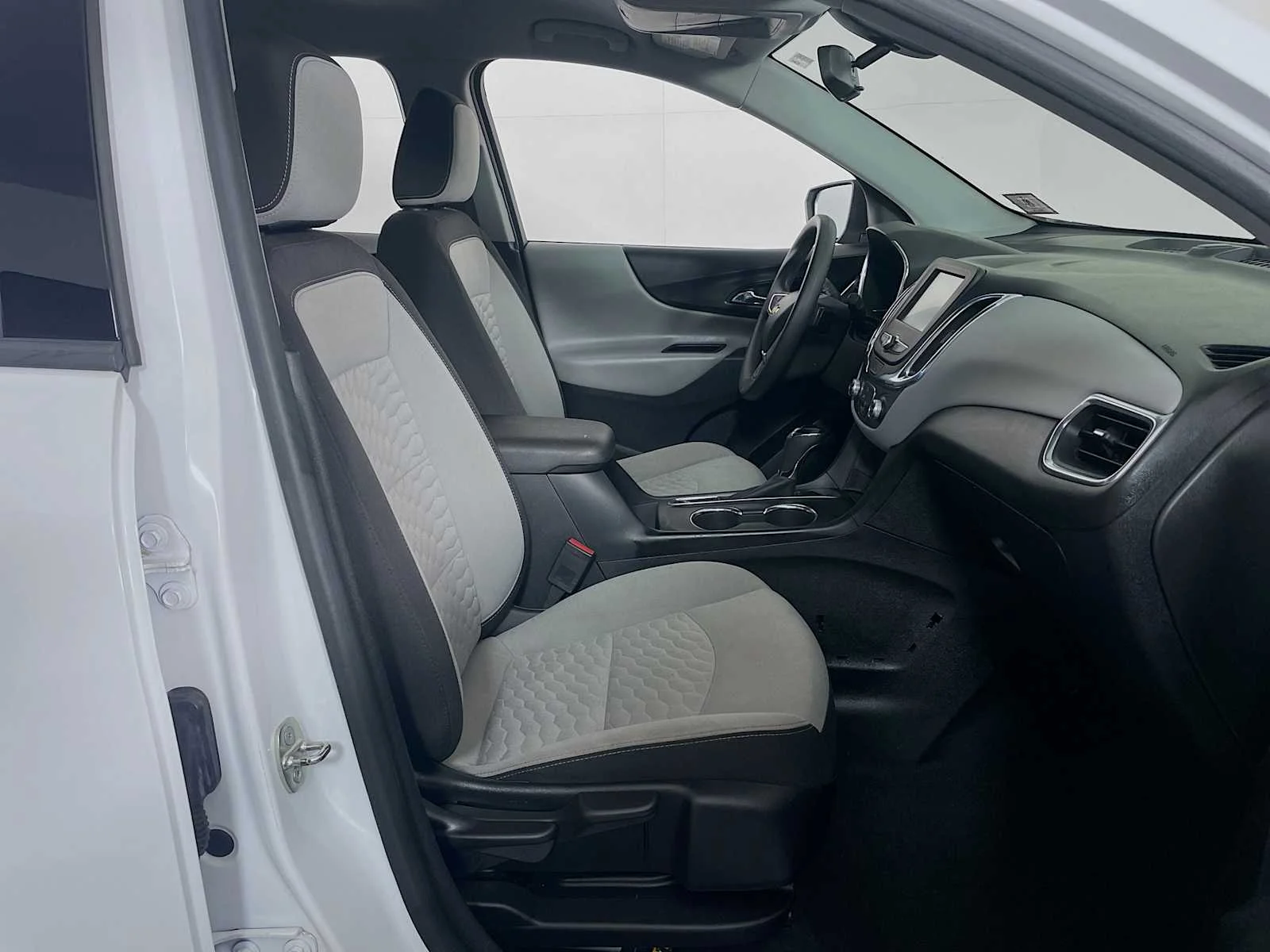 Used 2018 Summit White Chevrolet LS image 24