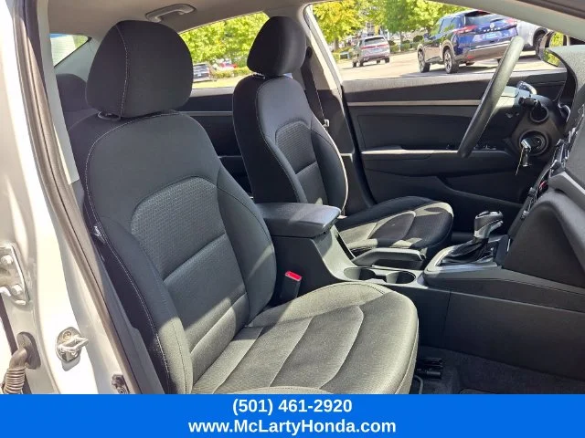 Used 2018 Quartz White Pearl Hyundai SE image 17