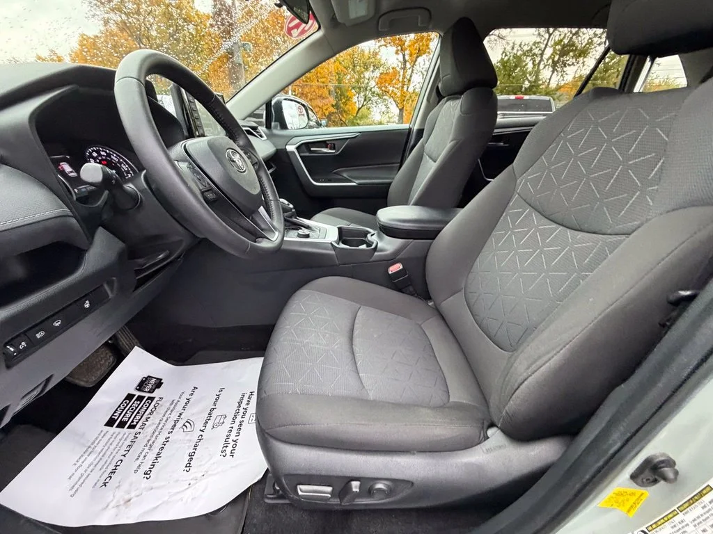 Used 2021  Toyota XLE image 11