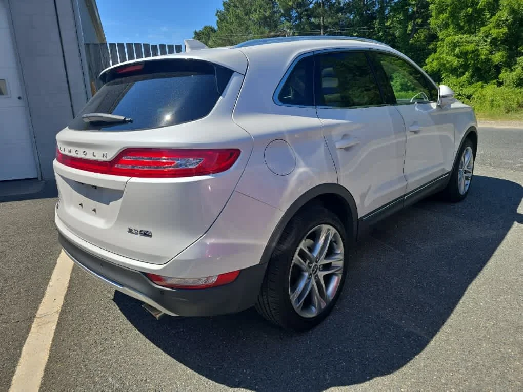 Used 2016 White Platinum Metallic Tri-Coat Lincoln Reserve image 4