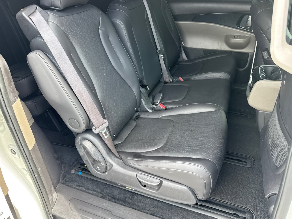 Used 2025 White Kia LXS image 15