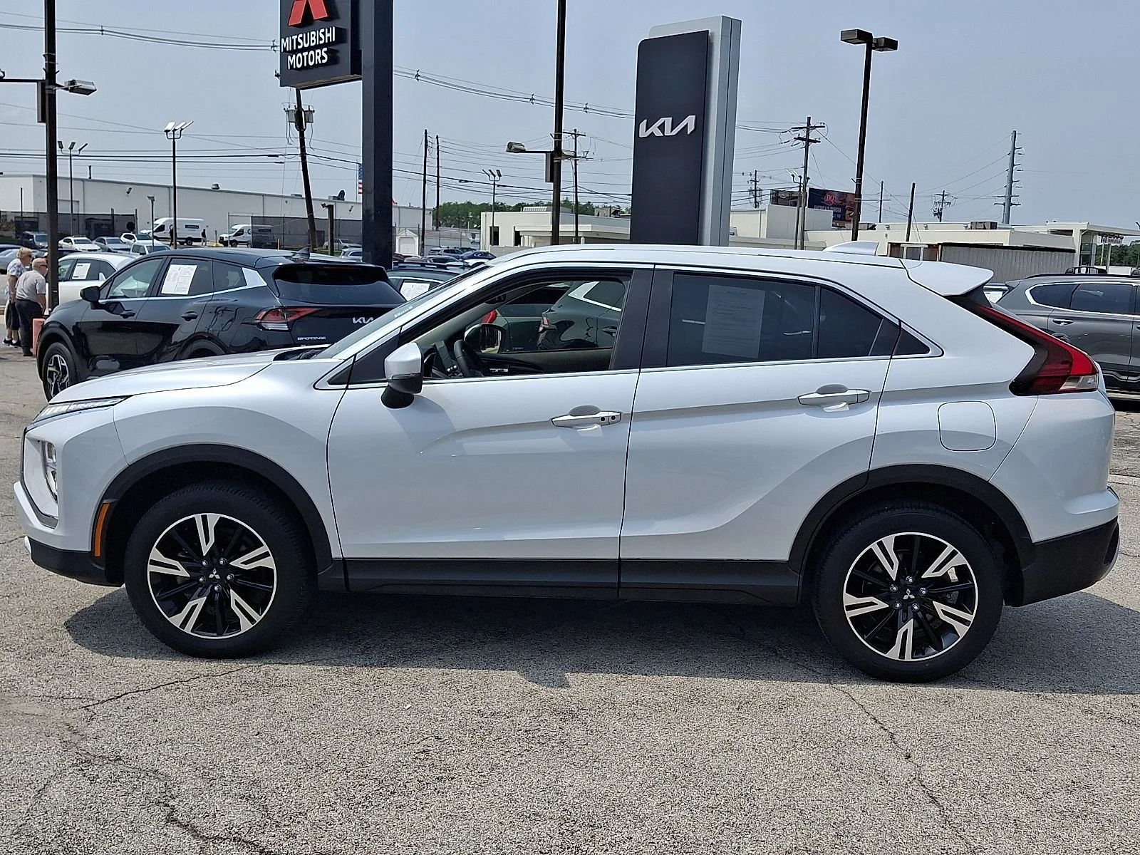 Used 2023 White Mitsubishi SE image 5