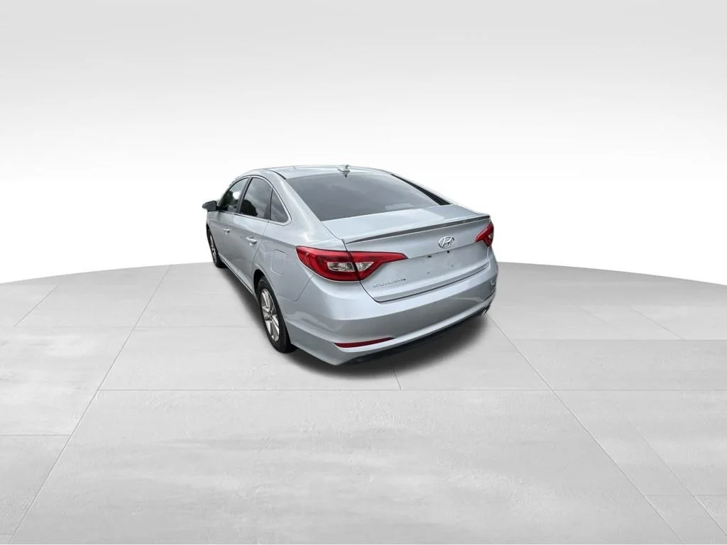 Used 2016 Silver Hyundai SE image 14
