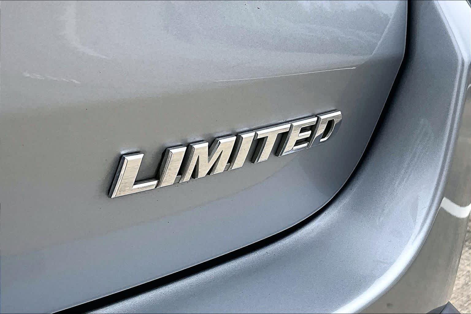 Used 2015 Silver Sky Metallic Toyota Limited image 9