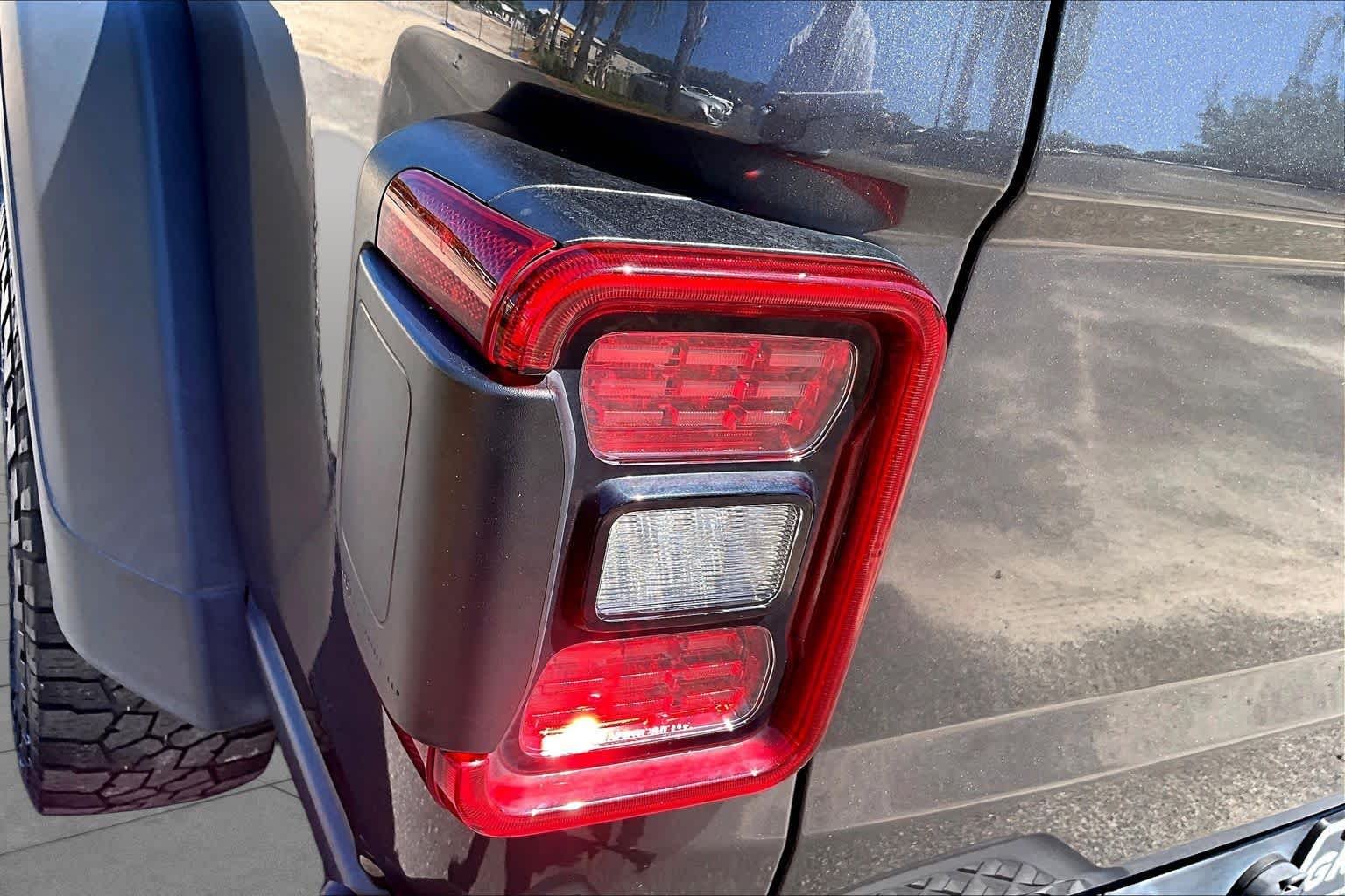 Used 2021 Granite Crystal Metallic Clearcoat Jeep Mojave image 28