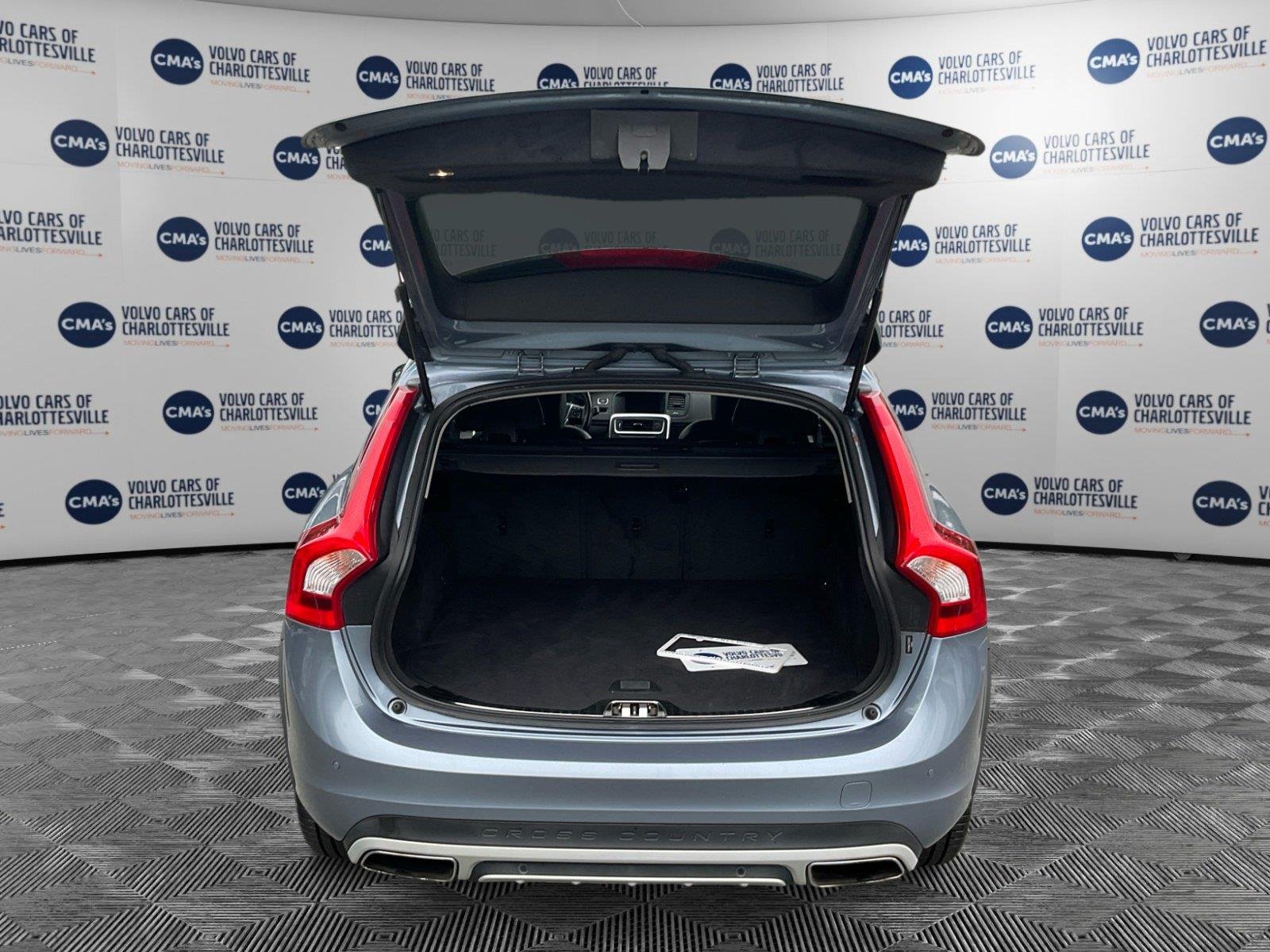 Used 2018 Mussel Blue Metallic Volvo T5PREMIER image 11