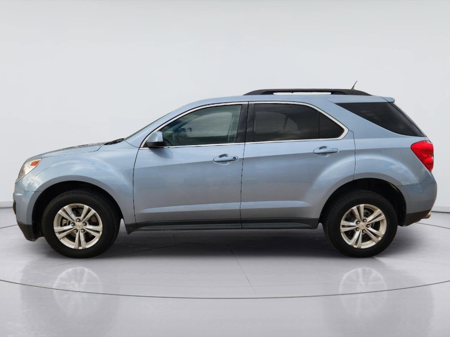 Used 2015 SILVER TOPAZ METALLIC Chevrolet LT image 4