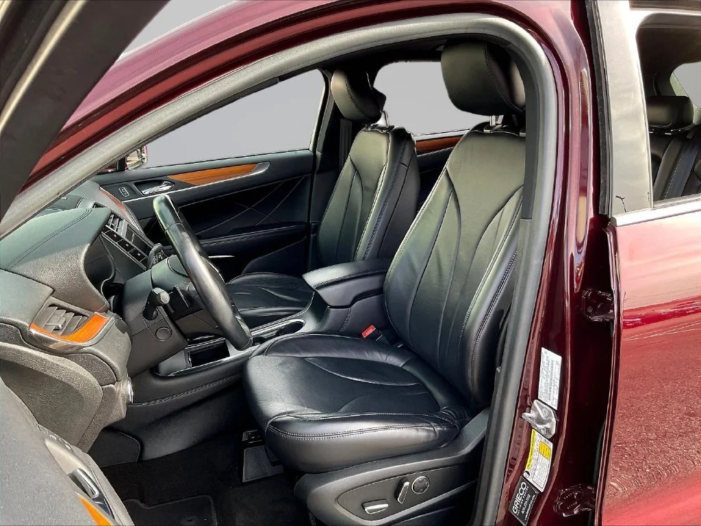 Used 2019 Burgundy Lincoln Reserve image 21