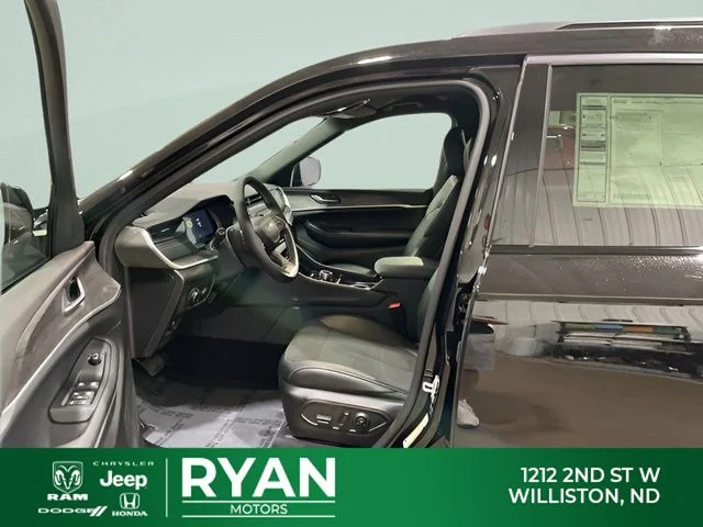 New 2026 Diamond Black Crystal Pearl-Coat Exterior Paint Jeep Laredo image 28