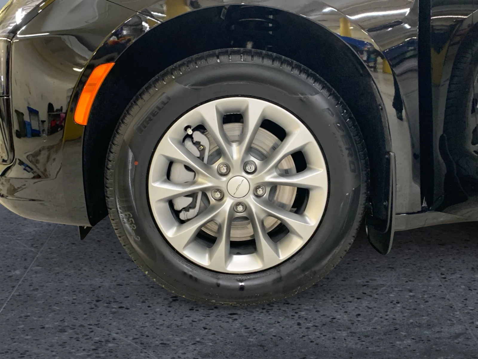 New 2027 Diamond Black Crystal Pearl Chrysler Select image 9