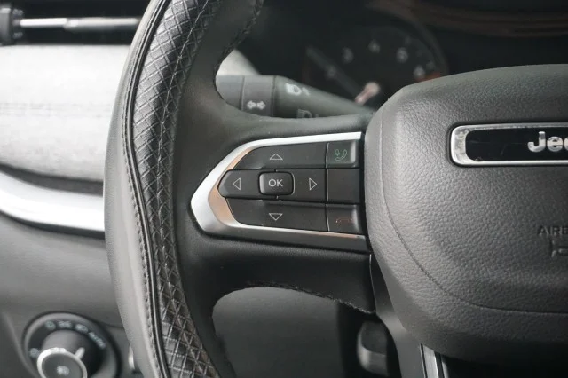 Used 2025 Diamond Black Crystal Pearlcoat Jeep Latitude image 26