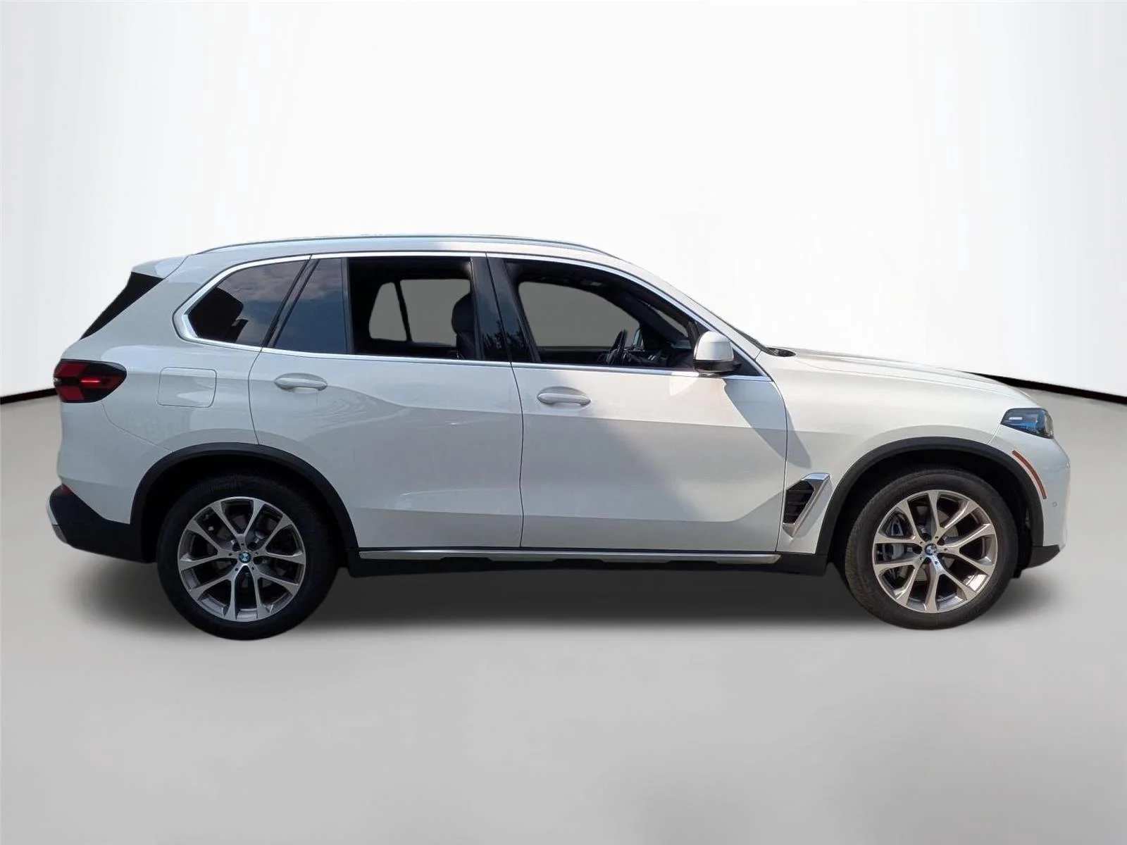 Used 2024 Alpine White BMW xDrive40i image 4