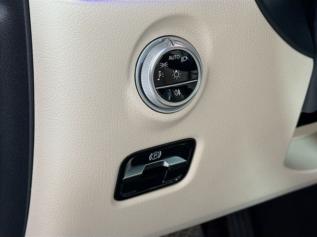 2025 Mercedes-Benz C-Class Sedan C 300 - Photo 11