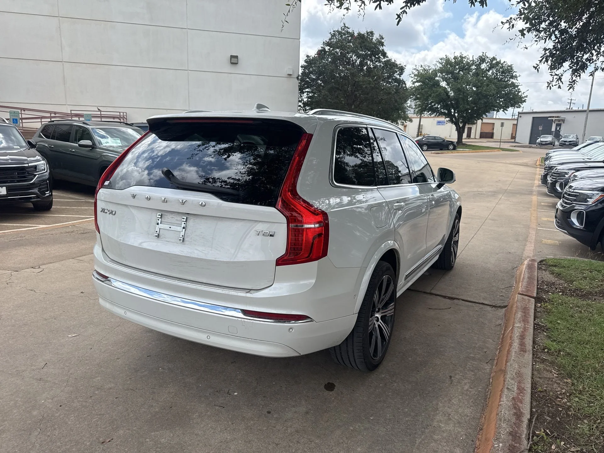 Used 2025 White Volvo T8 Plus image 5