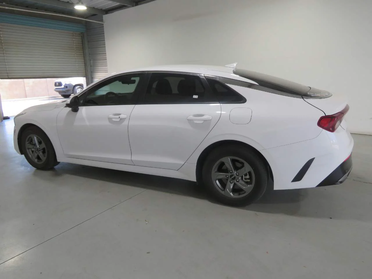 Used 2023 Glacial White Pearl Kia LXS image 8