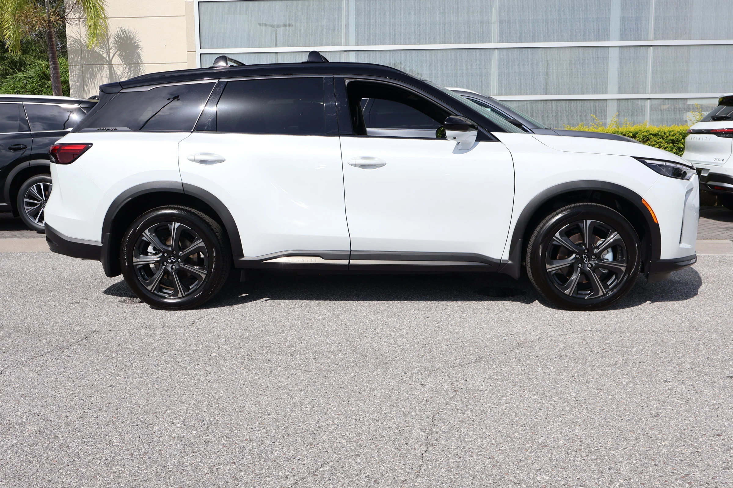 Certified Used 2026 Radiant White/Black Obsidian INFINITI AUTOGRAPH image 11