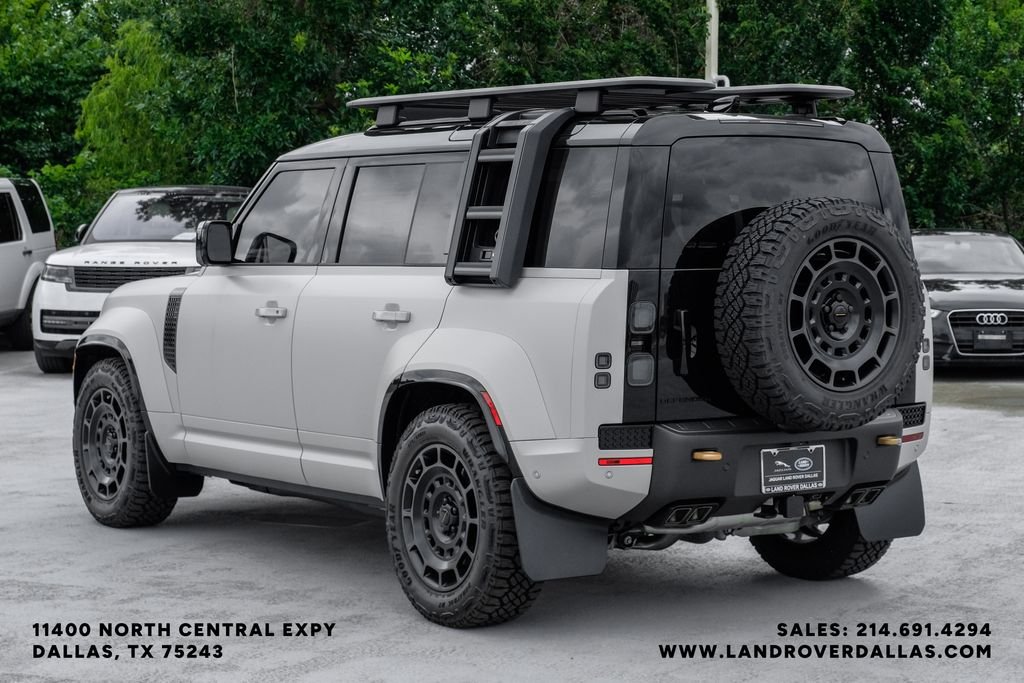 New 2026 Borasco Grey Metallic Land Rover OCTA image 8