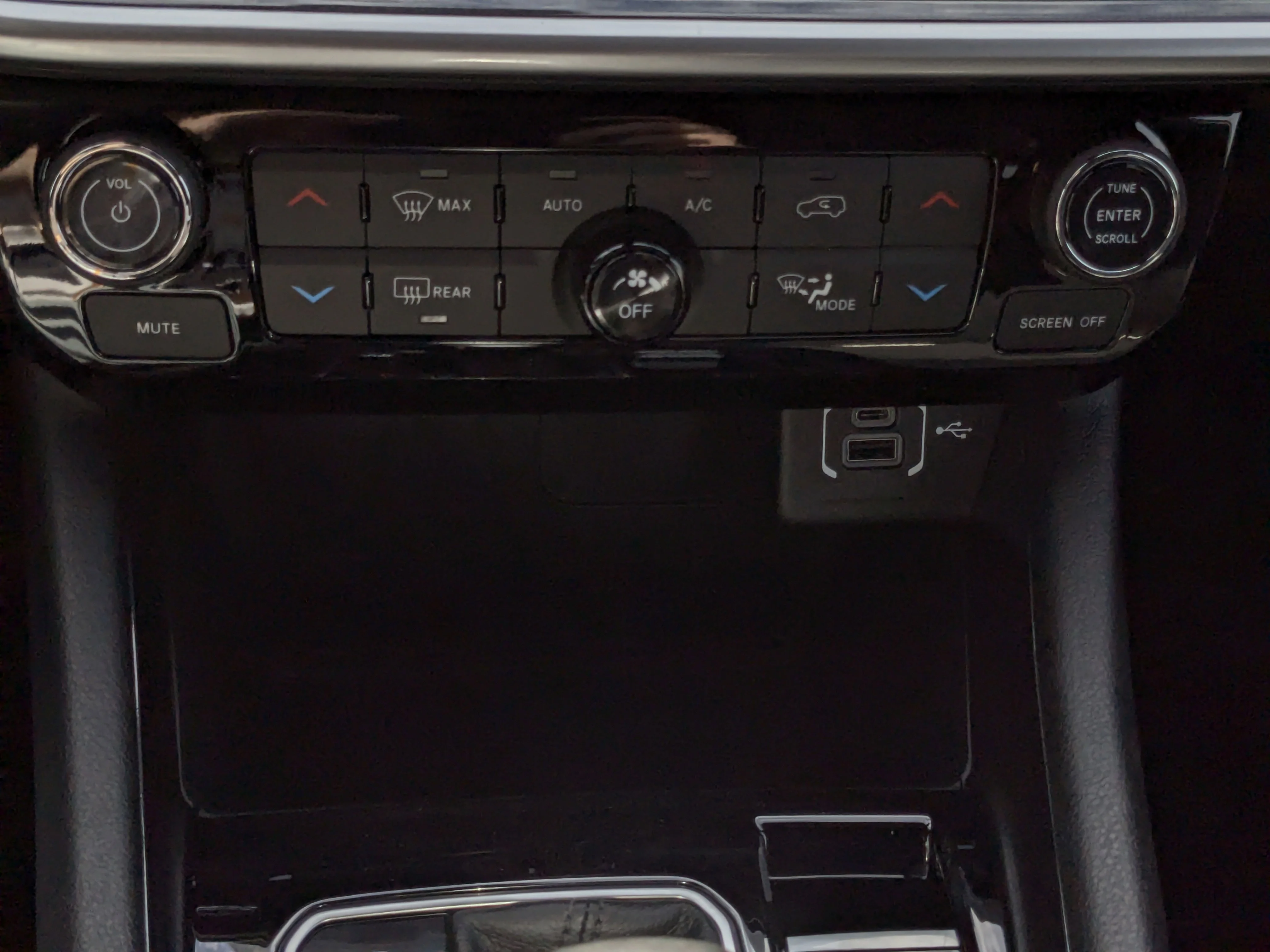 New 2025 White Jeep North - - Front heated seats - Forward Collision Warning - Uconnect 5 with 8.4?inch display image 22