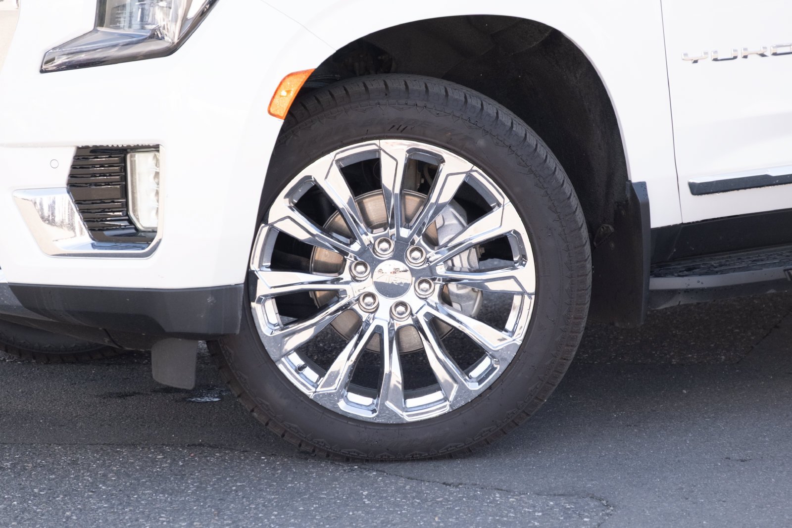 Used 2024 White Frost Tricoat GMC SLT image 24