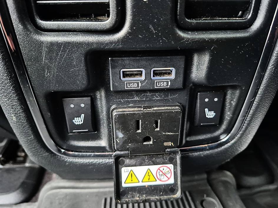 Used 2018 Granite Crystal Metallic Clearcoat Jeep Limited image 31