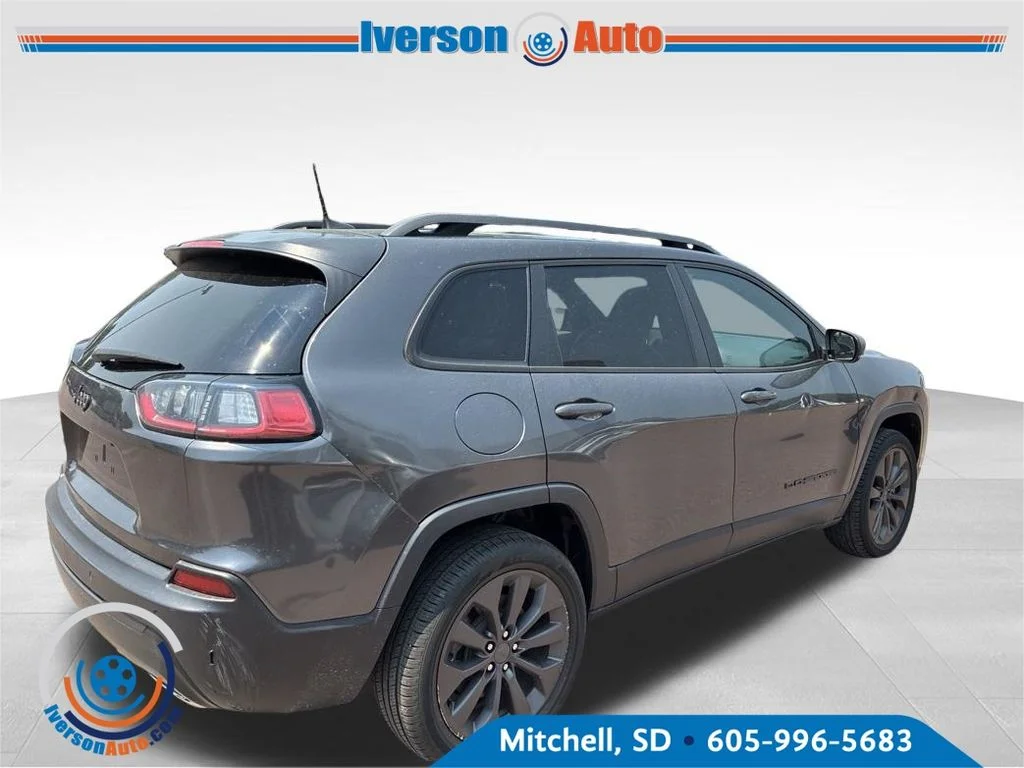 Used 2021 Gray Jeep Latitude Lux image 6